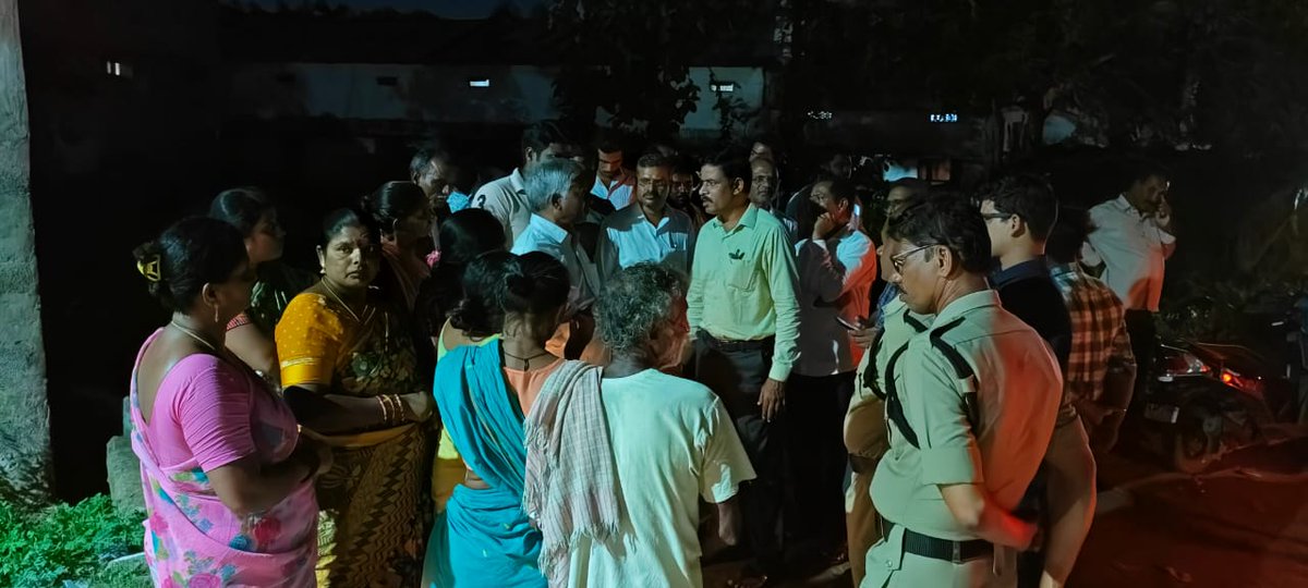 Syamprasadkall1's tweet photo. మద్యం షాపు త‌ర‌లించాలంటూ మహిళలు ఆందోళ‌న. జనావాసాల‌కి దగ్గరగా, సాయిబాబా ఆల‌యానికి సమీపంలో షాపు ఏర్పాటు చేయ‌డంతో ఆగ్రహం వ్యక్తం.ఎక్సైజ్ అధికారులు సమస్యపై స్పందించి, రెండు మూడు రోజుల్లో పరిష్కారం హామీ ఇచ్చారు మునుపేట రోడ్డు, చీలకపాలెం గ్రామం,ఎత్చెర్ల మండలం,శ్రీకాకుళం  @naralokesh https://t.co/L3lTZ8ezLc