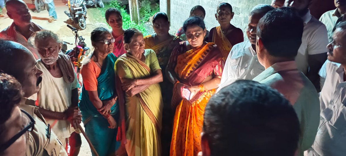 Syamprasadkall1's tweet photo. మద్యం షాపు త‌ర‌లించాలంటూ మహిళలు ఆందోళ‌న. జనావాసాల‌కి దగ్గరగా, సాయిబాబా ఆల‌యానికి సమీపంలో షాపు ఏర్పాటు చేయ‌డంతో ఆగ్రహం వ్యక్తం.ఎక్సైజ్ అధికారులు సమస్యపై స్పందించి, రెండు మూడు రోజుల్లో పరిష్కారం హామీ ఇచ్చారు మునుపేట రోడ్డు, చీలకపాలెం గ్రామం,ఎత్చెర్ల మండలం,శ్రీకాకుళం  @naralokesh https://t.co/L3lTZ8ezLc
