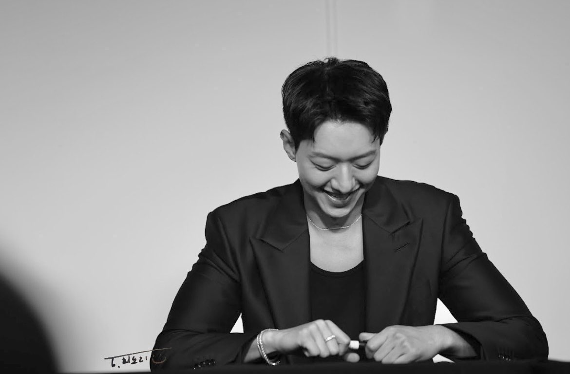 20241017 CNBLUE 팬사인회
내가 가장 좋아하는 미소 📸
#CNBLUE #씨엔블루 #이정신 #LEEJUNGSHIN