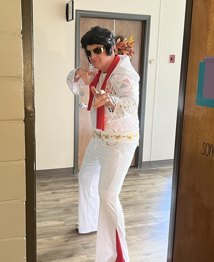 Wait. What?! #elvisisinthebuilding #guesswho