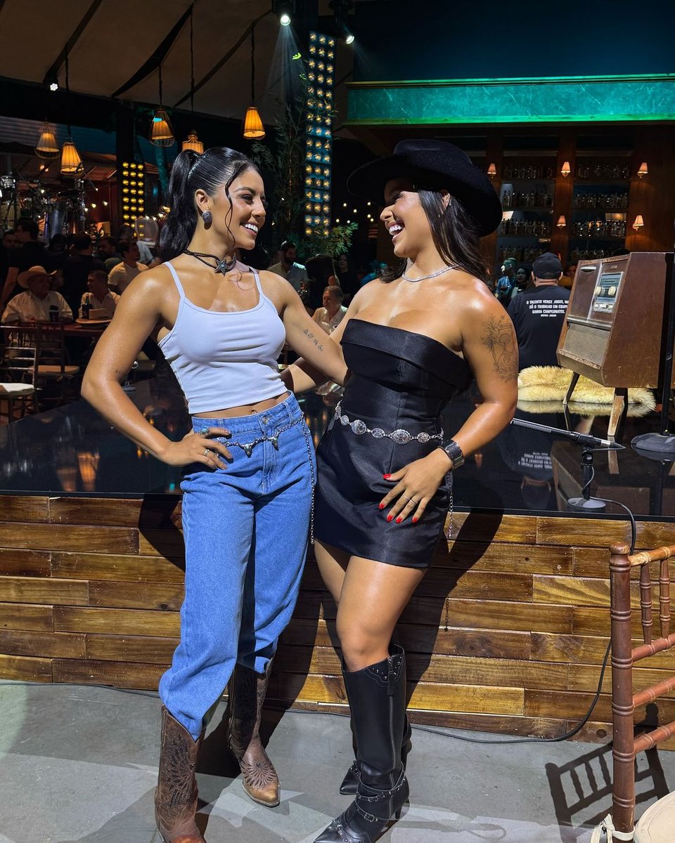 deboraedaniela's tweet photo. AOVIVÃO em Goiânia! 👯‍♀️ https://t.co/9xA8kkIZ1j