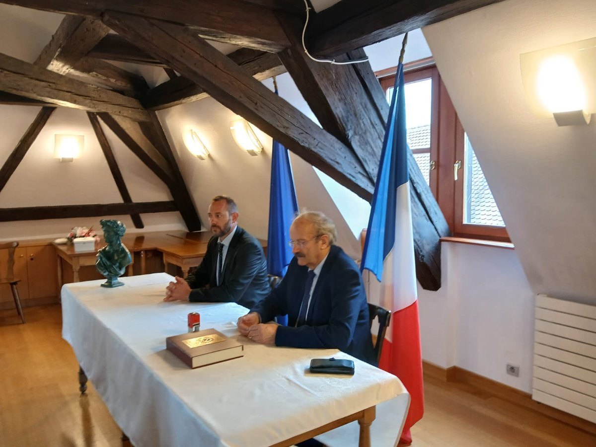 Proc_Colmar's tweet photo. Signature ce jour d’une convention sur le rappel à l’ordre avec le maire de Bollwiller. Des échanges nourris sur la prévention de la délinquance avec le maire et ses adjoints ➡️ un partenariat renforcé avec les communes signataires ⚖️✍️ https://t.co/4L2C6ZTCn1