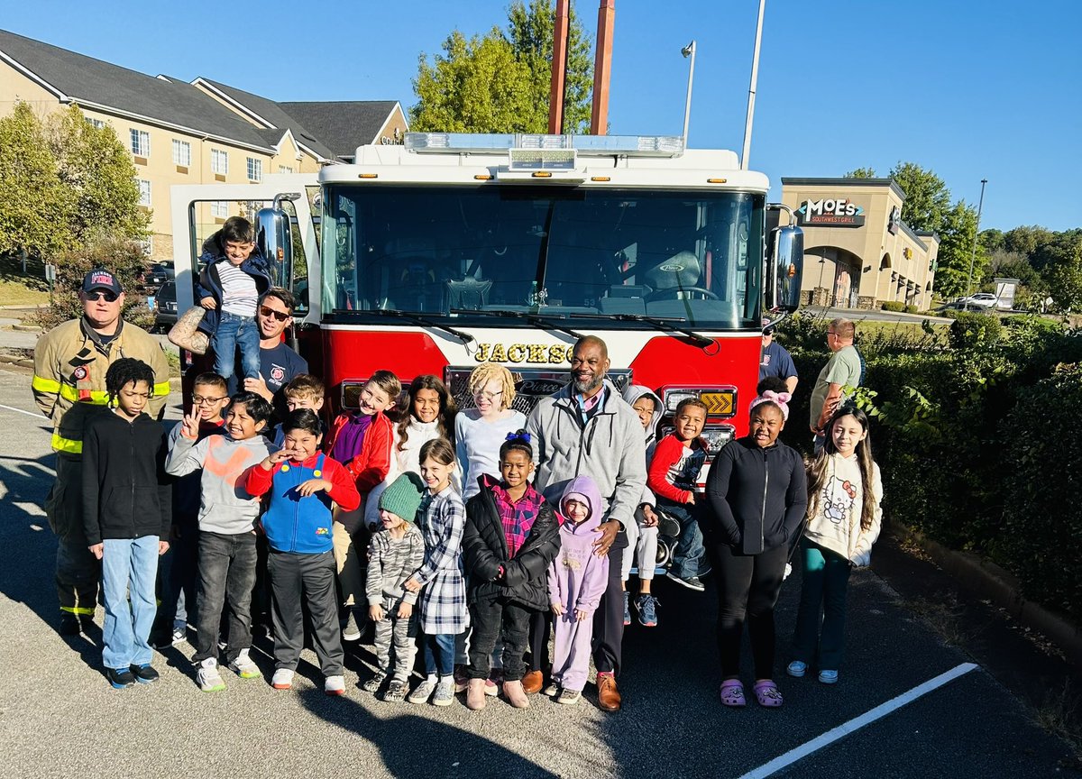 JASArockets's tweet photo. 🚒 Fire Prevention Day is day is here! 🚒Thank you to the Jackson Fire Department for teaching us this morning. 
Together, we can build a safer community!#FirePrevention #SafetyFirst #SchoolSafety #jasarockets #nextlevel #JMCSS https://t.co/Jei2g0YbN7