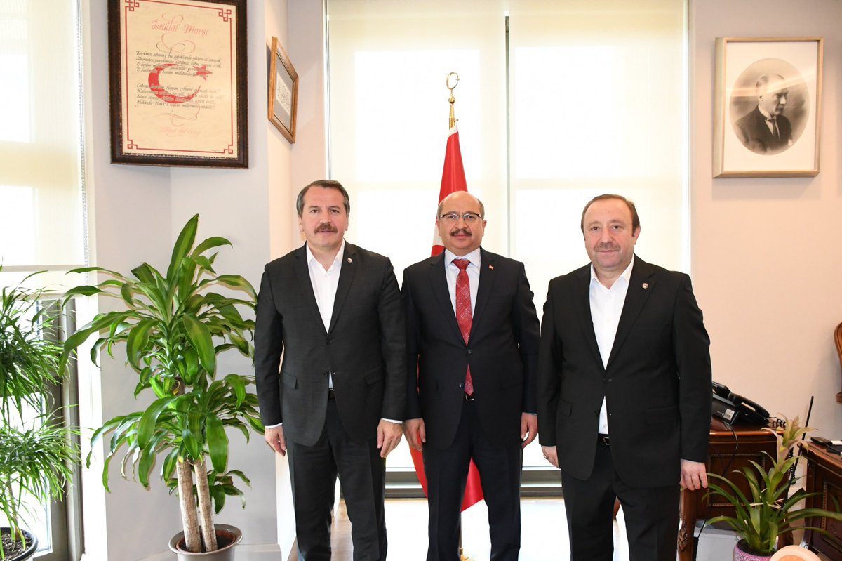 _aliyalcin_'s tweet photo. CUMHURBAŞKANLIĞI İDARİ İŞLER BAŞKANI VE DEVLET DENETLEME KURULU BAŞKANINI ZİYARET ETTİK

Konfederasyonumuz Mali İşlerden sorumlu Genel Başkan Yardımcısı @huseyinozturk_1 ile birlikte Cumhurbaşkanlığı İdari İşler Başkanlığı’na atanan Sn. Hakkı Susmaz’a ve Devlet Denetleme Kurulu Başkanlığı’na atanan Sn. Salih Tanrıkulu’ya hayırlı olsun ziyaretinde bulunarak  kamu görevlilerini ilgilendiren hususlarla ilgili istişarelerde bulunduk. 

Gerçekleştirdiğimiz ziyarette;
- Servis hizmeti kazanımımızın engellenmesi yanlışından geri dönülmesinin kamu görevlileri tarafında rahatlama sağladığını ve olumlu karşılık bulduğunu, 
- Aynı iradenin koruyucu giyim ve fazla çalışma ücretinin önündeki Tasarruf tedbiri kaynaklı kısıtlamalarda da gösterilerek kamu görevlilerimize destek üretilmesi gerektiğini,
- Meclis’e gelen 2025 Merkezi Yönetim Bütçe Kanunu Teklifi’nde öngörülen fazla çalışma tutarlarının ve Harcırah Kanunu’nun kamu görevlilerimizin emeğini karşılamaktan uzak olduğunu ve hakkaniyete uygun olarak güncellenmesi gerektiğini,
- Eğitim-Bir-Sen olarak; 7. Dönem Toplu Sözleşme’de kayıt altına aldığımız “İdari personelin yükseköğretim kurumları arasında naklinin kolaylaştırılması” kazanımımız çerçevesinde zaman kaybedilmeden gerekli alt yapının oluşturularak üniversite idari personelimizin beklentilerinin karşılanmasını,
- Memur-Sen olarak ısrarla çözüm beklediğimiz 1.Dereceye 3600 Ek Gösterge çalışmasının Memur-Sen ile çalışılarak bir an önce tamamlanmasını,
- 4688 sayılı Kanunun değiştirilerek 8. Dönem Toplu Sözleşmeye yetiştirilmesini,
- Sözleşmeli Koruma ve Güvenlik Görevlilerinin Ek Ödemelerinin toplu sözleşme hükmümüze uygun olarak yapılmasını, 
- Ayniyat Saymanlarının Özel Hizmet Tazminatından yararlandırılmasını,
- Sözleşmelilikte geçen 8 yıllık süreye ilave 1 derece hakkının bütün kurumlarda eşit ve adil uygulanmasını,
- Toplu Sözleşme görüşmelerinde kayıt altına aldığımız Yiyecek Yardımı ve Harcırah Kanunu üzerinde yapılacak çalışmaların hızlandırılmasını,
- Teknik Hizmetler Sınıfı’nın sorunlarını ve Mühendislik Meslek Kanunu, Yardımcı Hizmetler Sınıfı’nın GİH’e geçirilmesini,
belirterek çalışmalarımızı ilettik.

Aynı zamanda, günümüz koşullarındaki ihtiyaçlara ve değişen şartlara göre yenilenmiş, kamu görevlilerimizin taleplerini, güvencelerini, haklarını gören bir Kamu Personel Sistemine yönelik istişarelerde bulunduk.