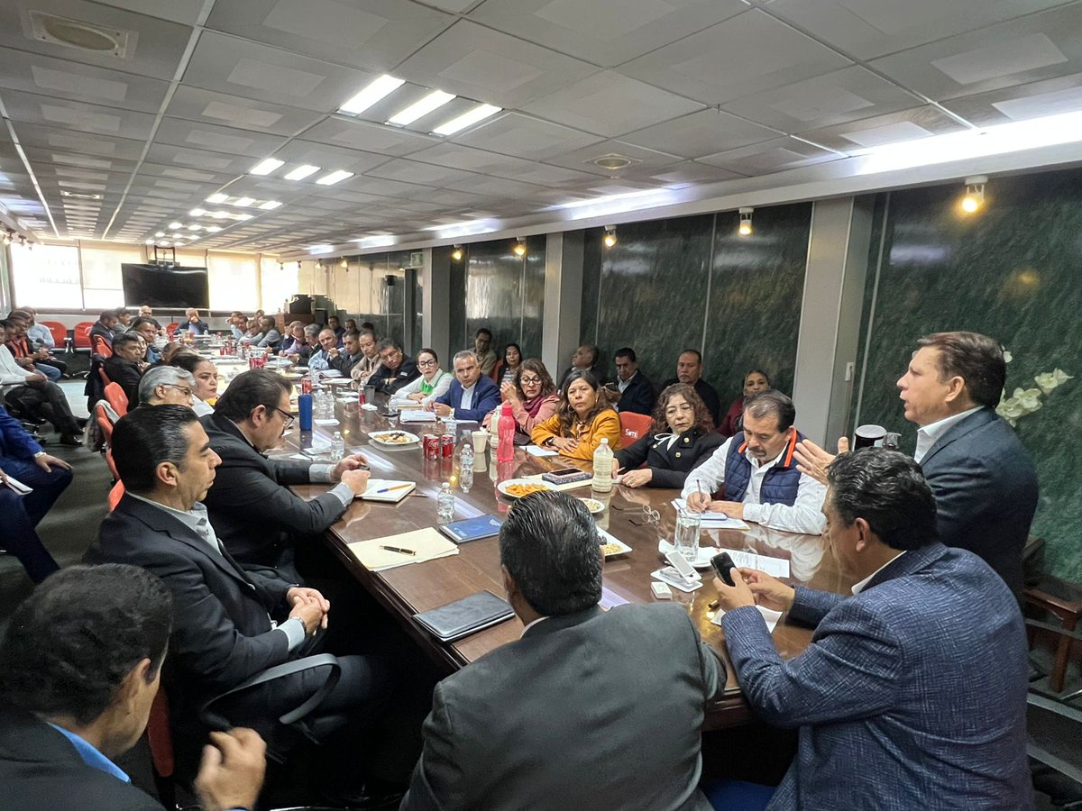 RamirezMiguel64's tweet photo. Con la representación del Mtro. Alfonso Cepeda Salas, Srio. Gral. Del SNTE, se dio lectura a la Convocatoria al XIII Pleno  Seccional Extraordinario de la Secc. 17 de #SNTE.

“Unidad en acción; premisa fundamental para mantener vigentes las Causas fundacionales del SNTE” https://t.co/L56qf9qxMD