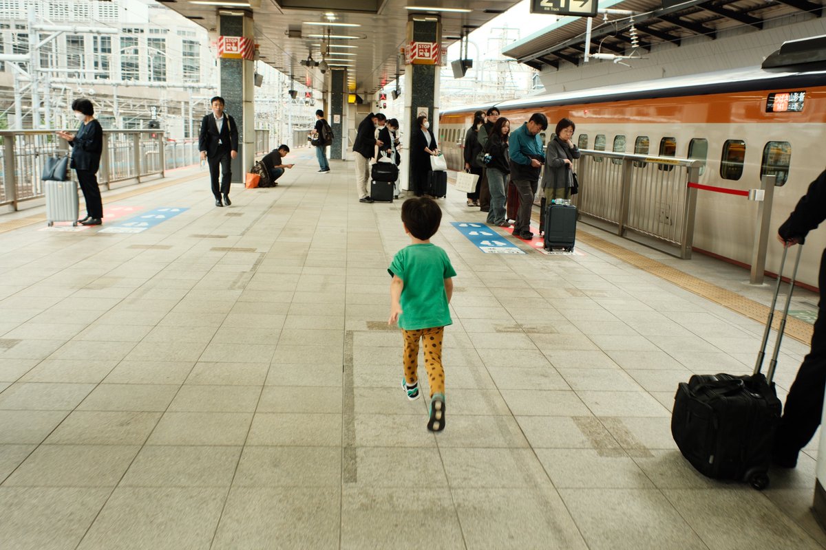 うちの4歳児、新幹線好きすぎて浮遊してる