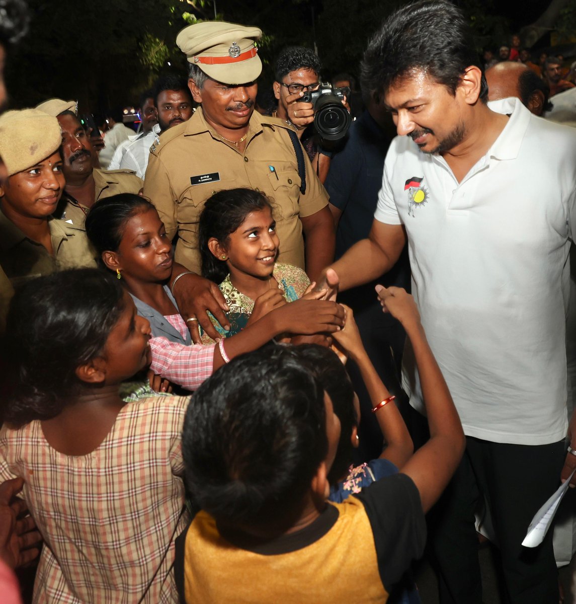Udhaystalin's tweet photo. மாண்புமிகு தமிழ்நாடு முதலமைச்சர் @mkstalin அவர்களின் உத்தரவின்படி, திருவண்ணாமலை திருக்கார்த்திகை மகா தீபத் திருவிழாவை முன்னிட்டு, கிரிவலப் பாதையில் பக்தர்கள் வசதிக்காகச் செய்யப்பட்டுள்ள ஏற்பாடுகளை இன்று ஆய்வு செய்தோம்.

கிரிவலப்பாதையில் கட்டப்பட்டு வரும் நவீன சுகாதார வளாக கட்டுமானப் பணிகளைப் பார்வையிட்டு, பக்தர்கள் வசதிக்காக அமைக்கப்பட்டுள்ள சுத்திகரிக்கப்பட்ட குடிநீர் வசதி மையத்தில் ஆய்வு மேற்கொண்டோம். மேலும், அங்கு ரூ.1.20 கோடி மதிப்பில் அமைக்கப்பட்டு வரும் 6 RO குடிநீர் வசதி மையங்களுக்கானப் பணிகளை விரைந்து முடிக்க அறிவுறுத்தினோம். 

அங்கு, மேம்படுத்தப்பட்டு வரும் அருணகிரிநாதர் மணிமண்டபத்துக்கானப் பணிகள் - பக்தர்கள் தங்கும் இடம், பேவர் ப்ளாக் மற்றும் சுற்றுச்சுவர் அமைக்கும் பணிகள் உள்ளிட்டவற்றை ஆய்வு செய்து, அவை குறித்து அதிகாரிகள் - பணியாளர்களிடம் கேட்டறிந்தோம்.
@evvelu @PKSekarbabu
