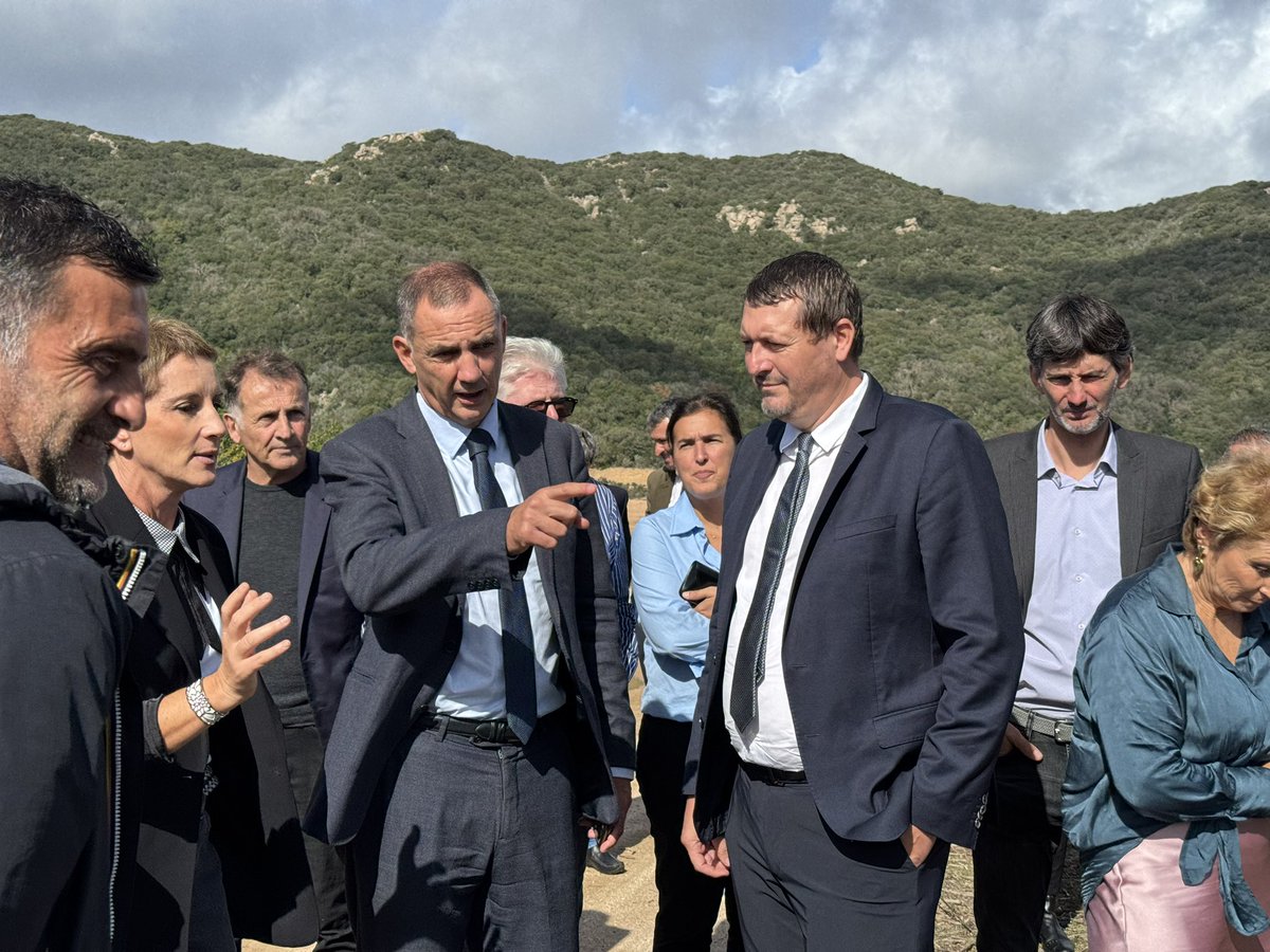 MathieuPompa's tweet photo. Barrage de Figari : + 2 Millions de m3 ✅💧

Lancement des travaux en présence de @Gilles_Simeoni sur la @Cumuna_Figari 

Une opération concrète portée par la CdC et l’OEHC. https://t.co/kPnMNm05Zr