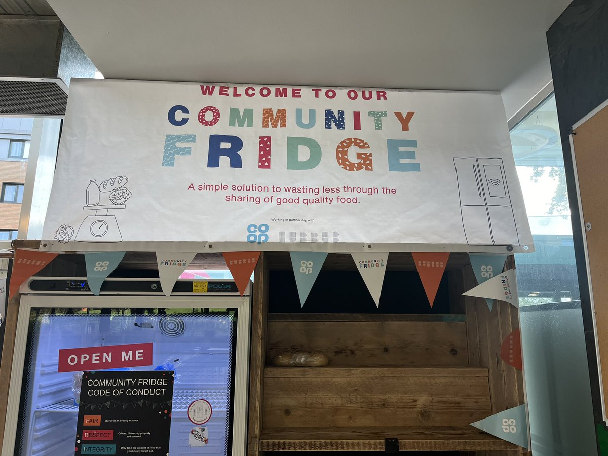 A brilliant initiative seen at @Sheffielduniv - The Community Fridge. As the poster says, a simple solution to wasting less through the sharing of good quality food. Love it! 👏🏽