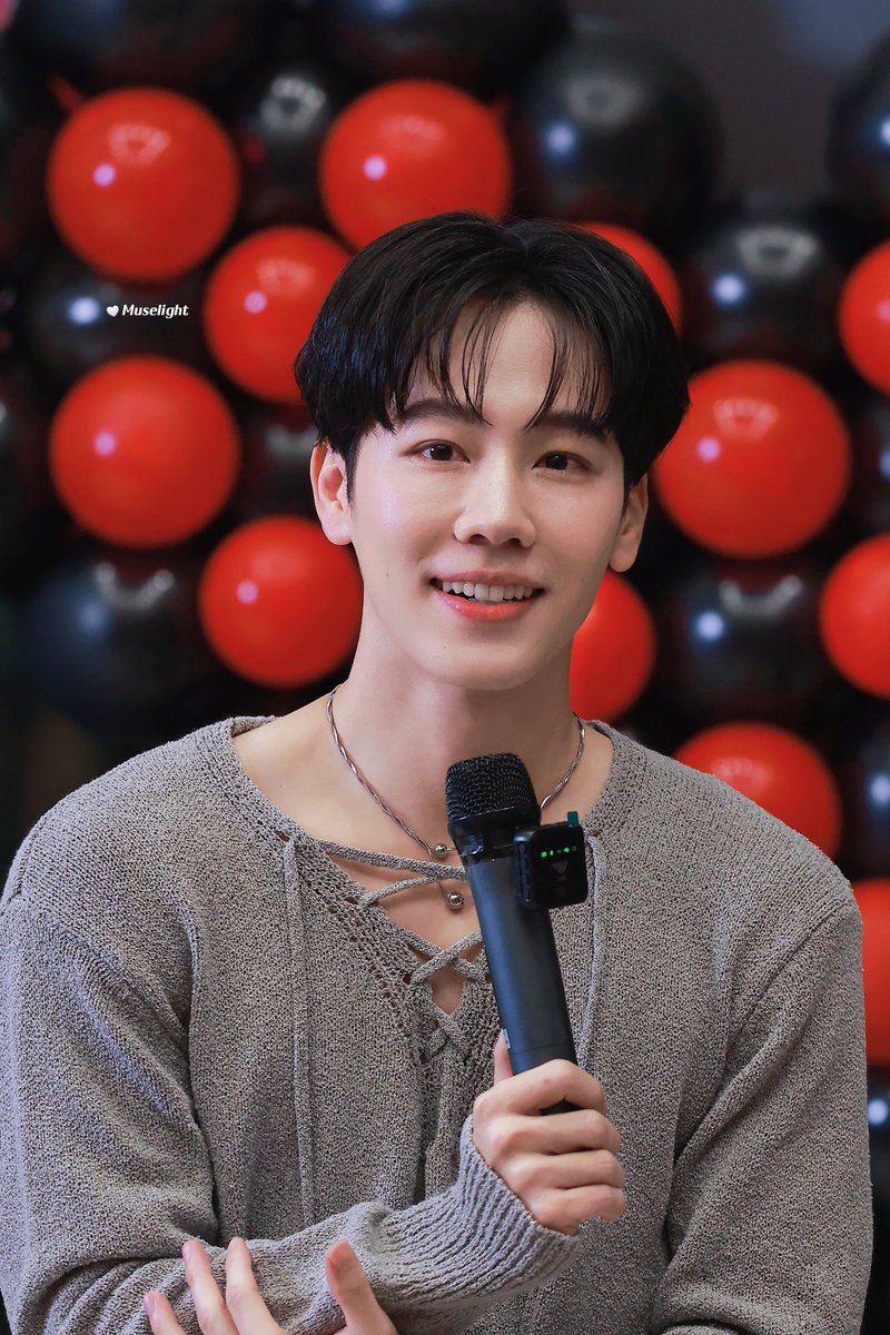 PLAMUEKWITHMARK's tweet image. แกคือว่านะ พี่วอร์สวยจัง สวยสะอาดเหมือนอาบน้ำวันละร้อยรอบ หน้าสวย ตาสวย ลักยิ้มก็สวย และที่สำคัญยิ้มสวยมาก สดใสสุดๆ ฮือออ รู้สึกหลงแล้ว ถึงพี่วอร์จะเป็นพี่เราเจ็ดวัน แต่เราขอเป็นโพแม่นะคะ ตัวเล็กตัวน้อยมาก น่ารักน่าเอ็นดู🤏🏻🥰
#warwanarat