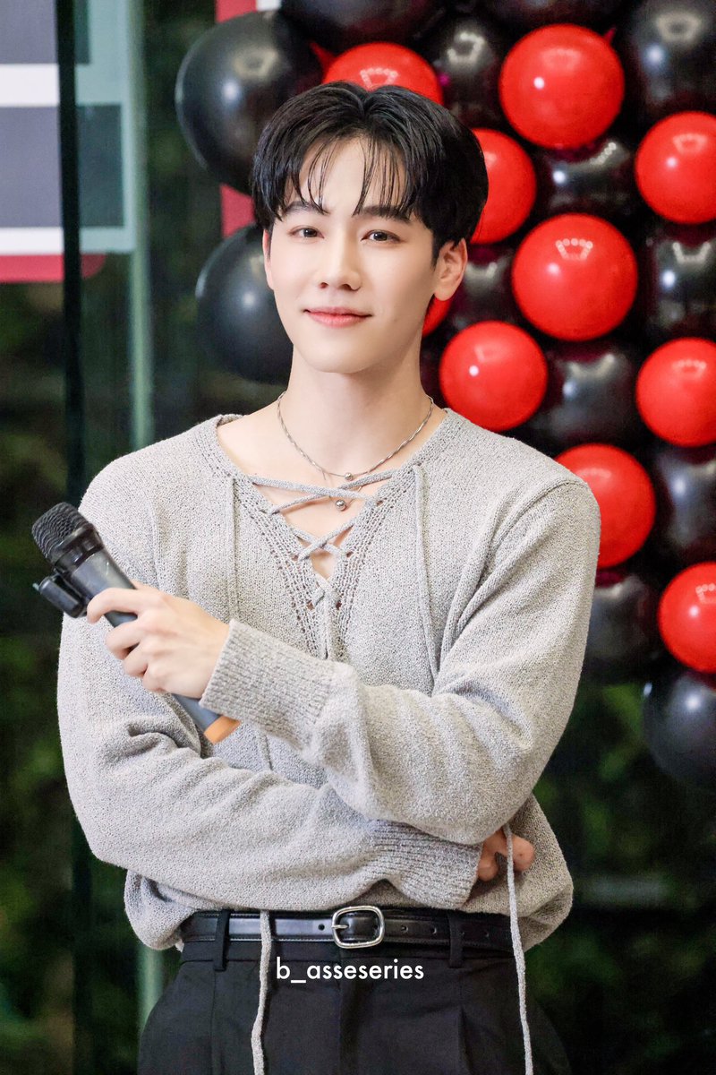 PLAMUEKWITHMARK's tweet image. แกคือว่านะ พี่วอร์สวยจัง สวยสะอาดเหมือนอาบน้ำวันละร้อยรอบ หน้าสวย ตาสวย ลักยิ้มก็สวย และที่สำคัญยิ้มสวยมาก สดใสสุดๆ ฮือออ รู้สึกหลงแล้ว ถึงพี่วอร์จะเป็นพี่เราเจ็ดวัน แต่เราขอเป็นโพแม่นะคะ ตัวเล็กตัวน้อยมาก น่ารักน่าเอ็นดู🤏🏻🥰
#warwanarat