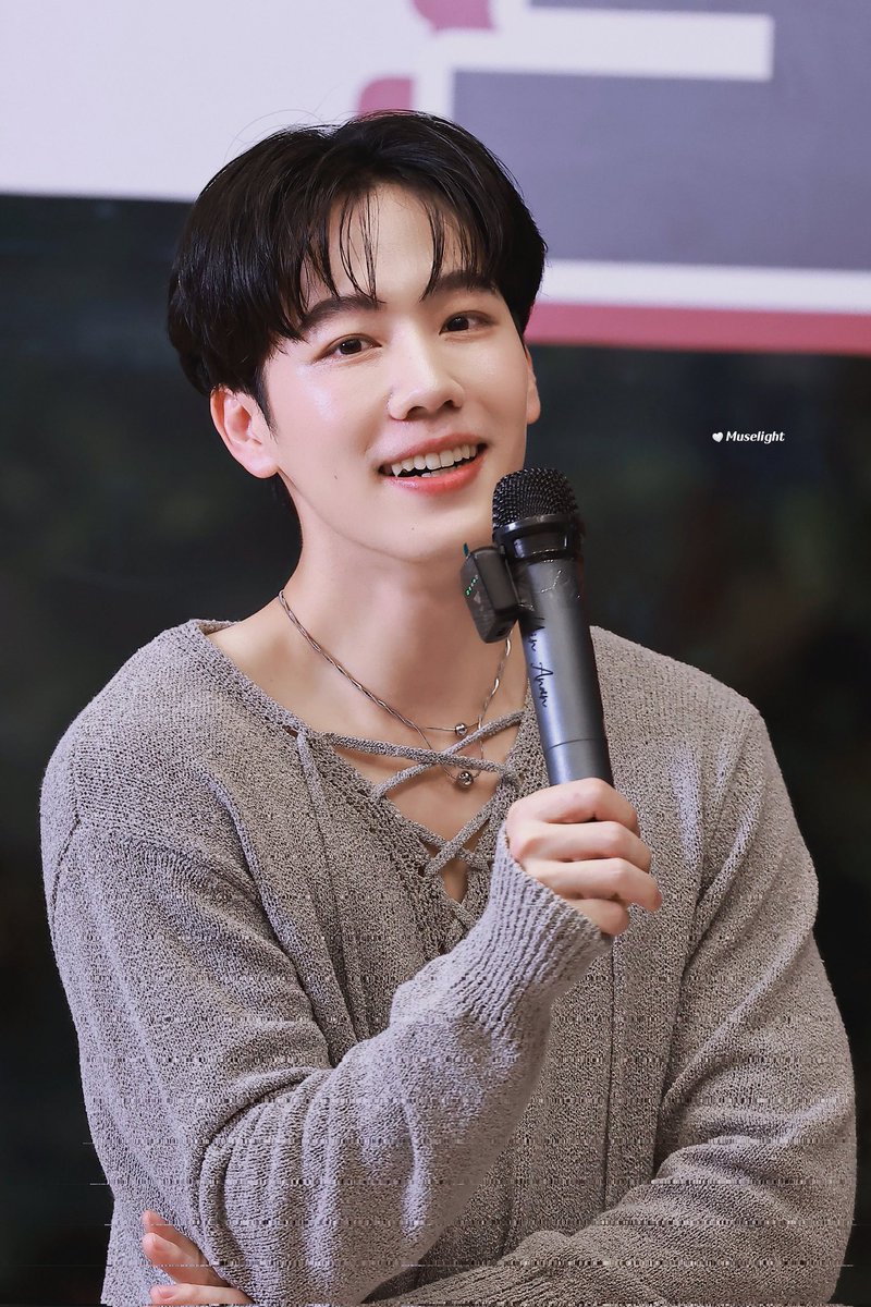 PLAMUEKWITHMARK's tweet image. แกคือว่านะ พี่วอร์สวยจัง สวยสะอาดเหมือนอาบน้ำวันละร้อยรอบ หน้าสวย ตาสวย ลักยิ้มก็สวย และที่สำคัญยิ้มสวยมาก สดใสสุดๆ ฮือออ รู้สึกหลงแล้ว ถึงพี่วอร์จะเป็นพี่เราเจ็ดวัน แต่เราขอเป็นโพแม่นะคะ ตัวเล็กตัวน้อยมาก น่ารักน่าเอ็นดู🤏🏻🥰
#warwanarat