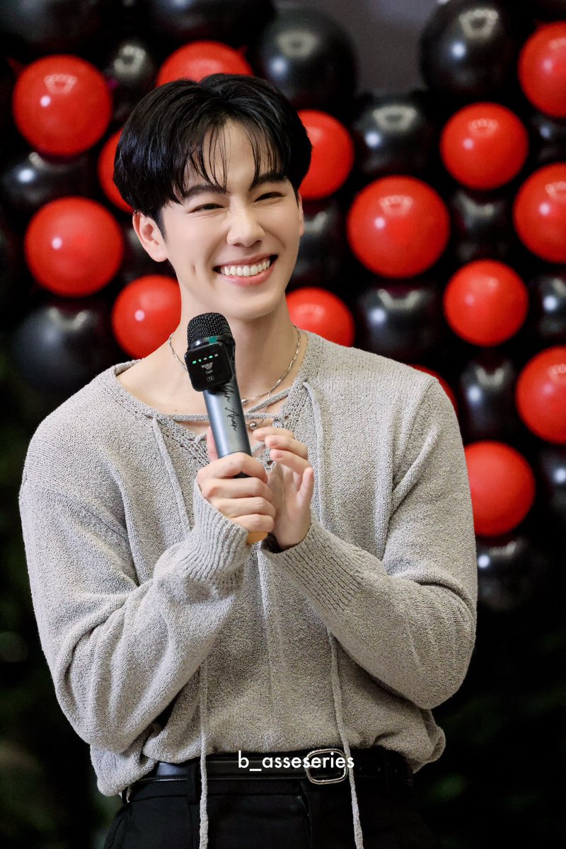 PLAMUEKWITHMARK's tweet image. แกคือว่านะ พี่วอร์สวยจัง สวยสะอาดเหมือนอาบน้ำวันละร้อยรอบ หน้าสวย ตาสวย ลักยิ้มก็สวย และที่สำคัญยิ้มสวยมาก สดใสสุดๆ ฮือออ รู้สึกหลงแล้ว ถึงพี่วอร์จะเป็นพี่เราเจ็ดวัน แต่เราขอเป็นโพแม่นะคะ ตัวเล็กตัวน้อยมาก น่ารักน่าเอ็นดู🤏🏻🥰
#warwanarat