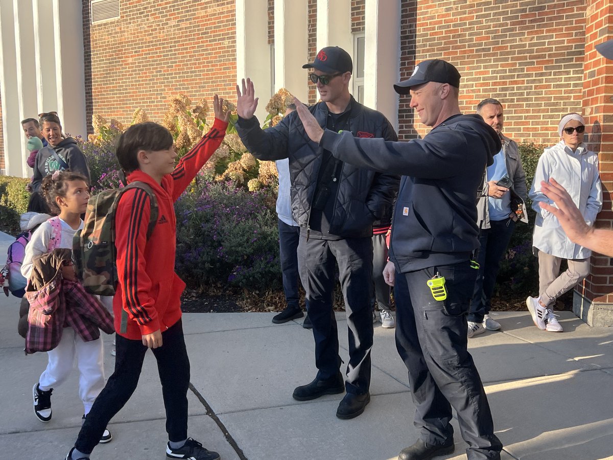 High-Five Fridays are the best way to start a day! 🎉 Thank you to the with @glenviewilpd  &amp; @glenviewfire for connecting with our students, so they always know the faces of the brave helpers in our community! #d30learns
