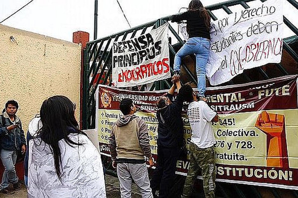 Lucha política que izquierda radical quiere imponer en San Marcos como en los 90 es para no perder “control” y que nueva hornada de estudiantes liberales libertarios no tenga espacio.
A los estudiantes “adolescentes” de 35 años que azuzan violencia “se les nota el fustan rojo”