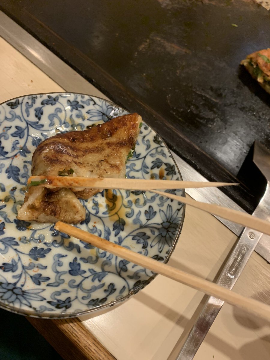 Unasussss's tweet photo. 【100日後に炎上するぜろえん】

8日目
お好み焼きをコテで12個に小さくして分けて皿にのせて食べようとしたらお箸がちぎれました。。。某〇〇店
#炎上
#お好み焼き https://t.co/ZzpYSJxMtr
