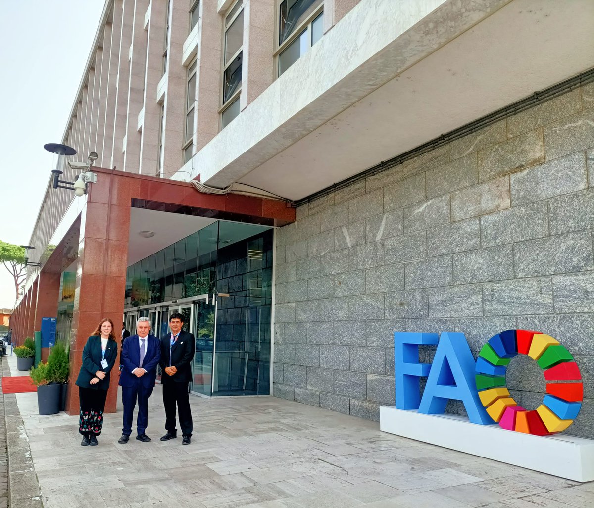 MisionChileFAO's tweet photo. Embajador Vivaldi entrega premio al mejor video mundial sobre #AgriculturaFamiliar campesina a docentes del Centro Curauma de la @pucv_cl durante el #DiaMundialdelaAlimentacion en la @FAO https://t.co/afUTLXSyFm