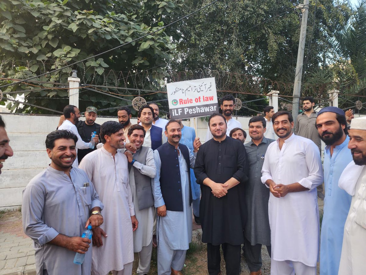 SherAliAfridi15's tweet photo. ممبر صوبائی اسمبلی خیبرپختونخوا ؤ ڈیڈک چیئرمین پشاور شیر علی آفریدی کا پریس کلب کے سامنے فارم 47 حکومت کے غیر ائینی ترمیم اور عمران خان  کے پچھلے دو سال سے غیر قانونی قید کے خلاف احتجاج میں شرکت

احتجاج کا مقصد فسطائی حکومت کے خلاف اپنی آواز بلند کرنا اور عمران خان سمیت بے گناہ پی ٹی آئی کارکنوں کی فوری رہائی کا مطالبہ تھا،

پاکستان تحریک انصاف کے کثیر تعداد میں کارکنان اور عوام نے عمران خان کے ساتھ یکجہتی کا اظہار کیا۔

 #عمران_خان_کو_انصاف_دو #نکلو_آئین_بچانے_کی_خاطر