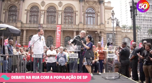 lucianocarvaIho's tweet photo. Nunes faltou ao debate e Boulos foi fazer um deabte na rua com a população.

Achei a ideia SENSACIONAL. https://t.co/Cl8hfAGrl1