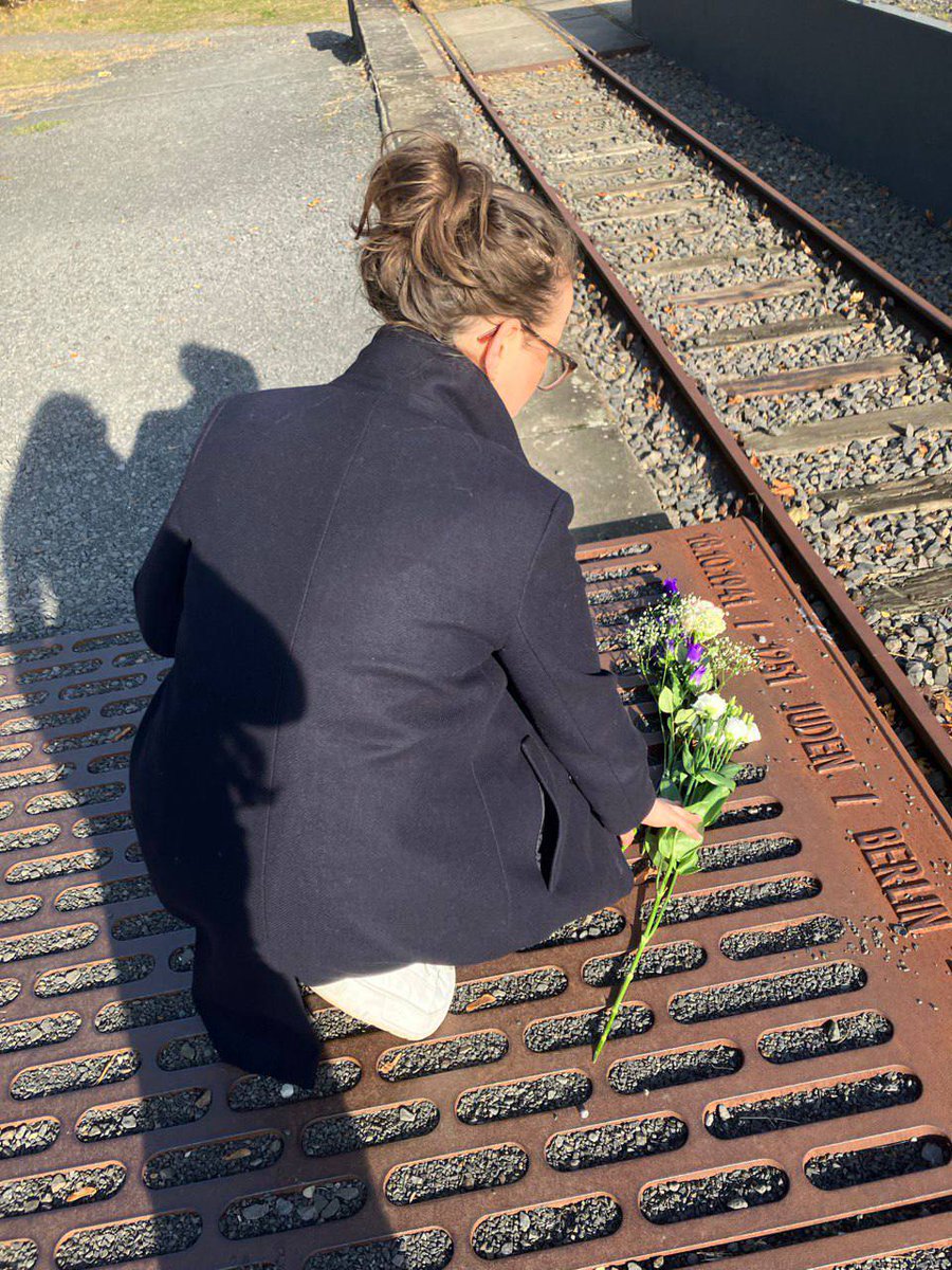 Heute gedenken wir am #Gleis17 der ersten Deportation Berliner Jüd:innen am 18.10.1941. Über 1.000 jüdische Kinder, Frauen und Männer wurden nach Lódz verschleppt. Die #Shoah mahnt uns: Nie wieder #Faschismus, nie wieder vergessen! #NieWieder ist jetzt!