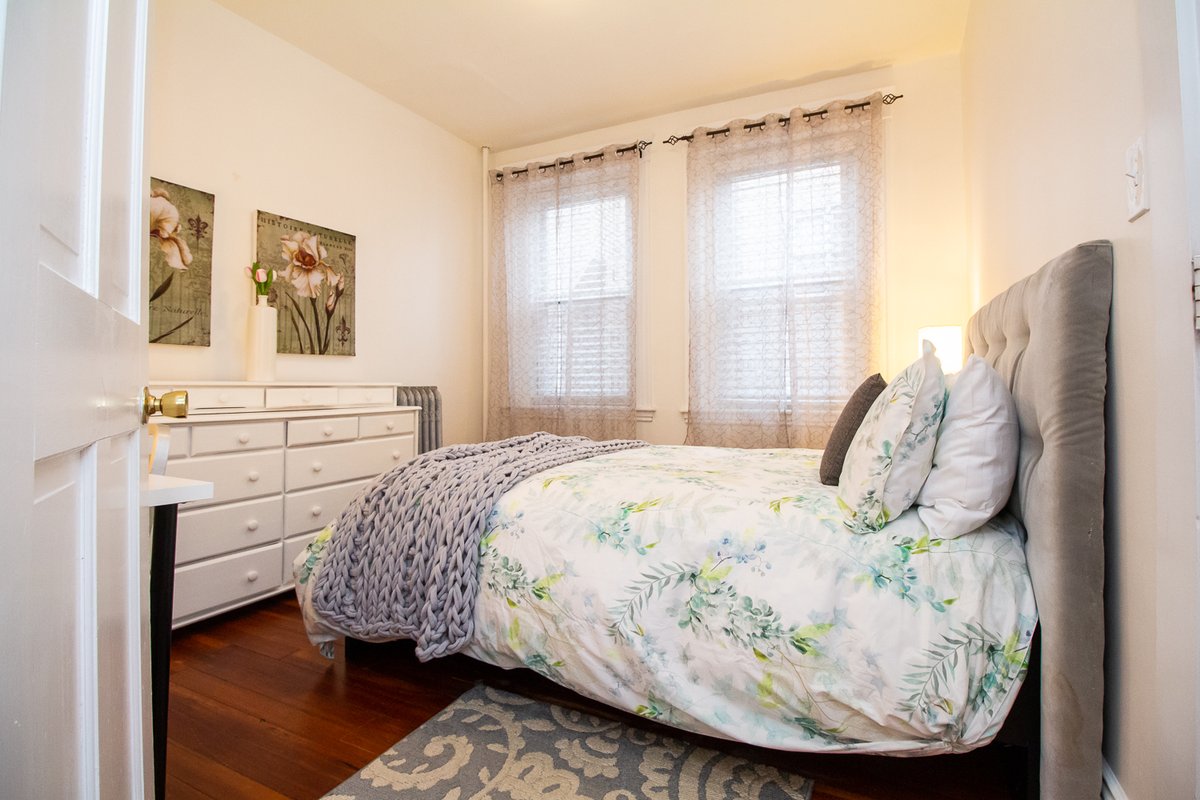 STARSofBoston's tweet photo. In need of a spacious home away from home? This beautifully decorated brownstone apartment in #Boston sleeps up to 9 guests w/ 2 full baths, hardwood floors, and a fully equipped kitchen. Enjoy natural light and a private patio! Monthly rent is $9000. 
Contact us to learn more!✨ https://t.co/omaXOZIEtt