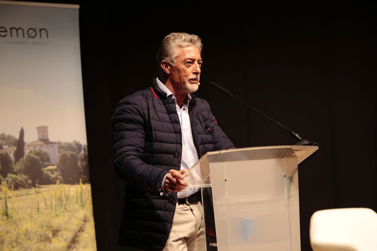 lookmadrid_'s tweet photo. Óscar Mateo, director de conocimiento y estudio de mercado de @stanpa_es, es la primera ponencia del Business Meeting 

Óscar ha presentado la situación de los mercados de peluquería y estética profesional en España.

📍Auditorio - Pabellón 12 de @IFEMA MADRID https://t.co/IMmrP0L73S