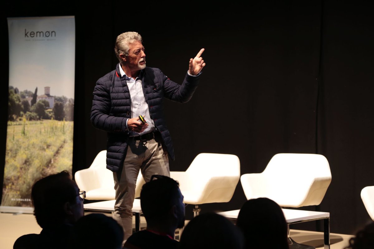 lookmadrid_'s tweet photo. Óscar Mateo, director de conocimiento y estudio de mercado de @stanpa_es, es la primera ponencia del Business Meeting 

Óscar ha presentado la situación de los mercados de peluquería y estética profesional en España.

📍Auditorio - Pabellón 12 de @IFEMA MADRID https://t.co/IMmrP0L73S