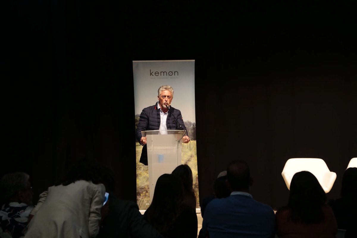 lookmadrid_'s tweet photo. Óscar Mateo, director de conocimiento y estudio de mercado de @stanpa_es, es la primera ponencia del Business Meeting 

Óscar ha presentado la situación de los mercados de peluquería y estética profesional en España.

📍Auditorio - Pabellón 12 de @IFEMA MADRID https://t.co/IMmrP0L73S