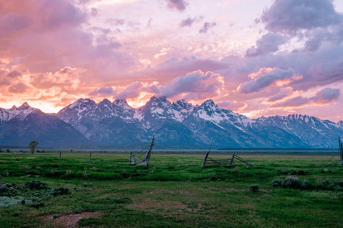 nev_in_color's tweet photo. Wild Wyoming. https://t.co/fBv7Fz7uoe