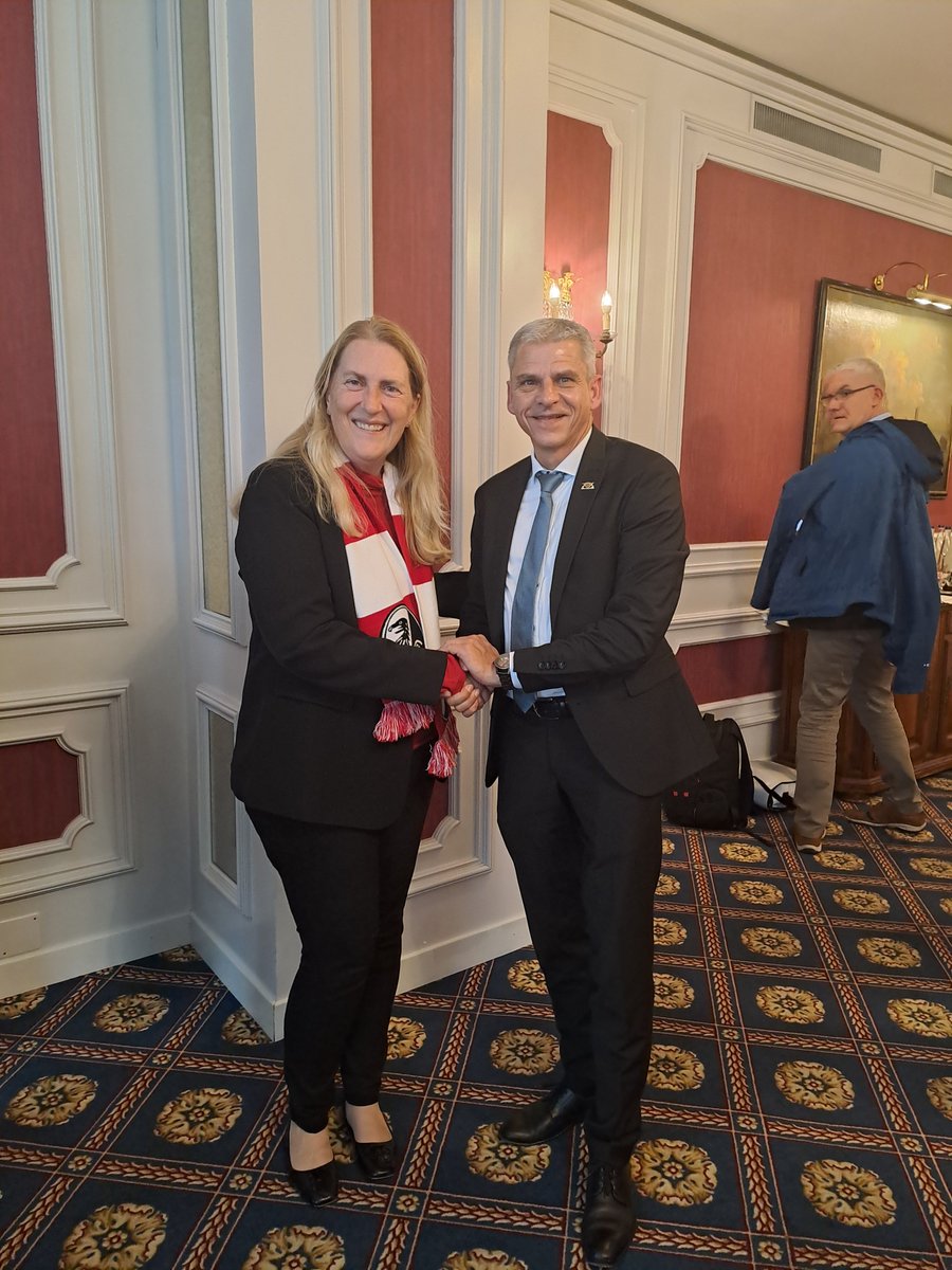 SECO_StateSec's tweet photo. Freundschaftliches Treffen in Basel mit Dr. Patrick Rapp, Staatssekretär im @WM_BW, sowie Vertretern der Sozialpartner und Kantone zu aktuellen Projekten und Herausforderungen im Lohnschutz. 
Für Fachsimpeln über Fussball ⚽️ blieb auch Zeit!

Danke für den wertvollen Austausch. https://t.co/S4jstOswb7