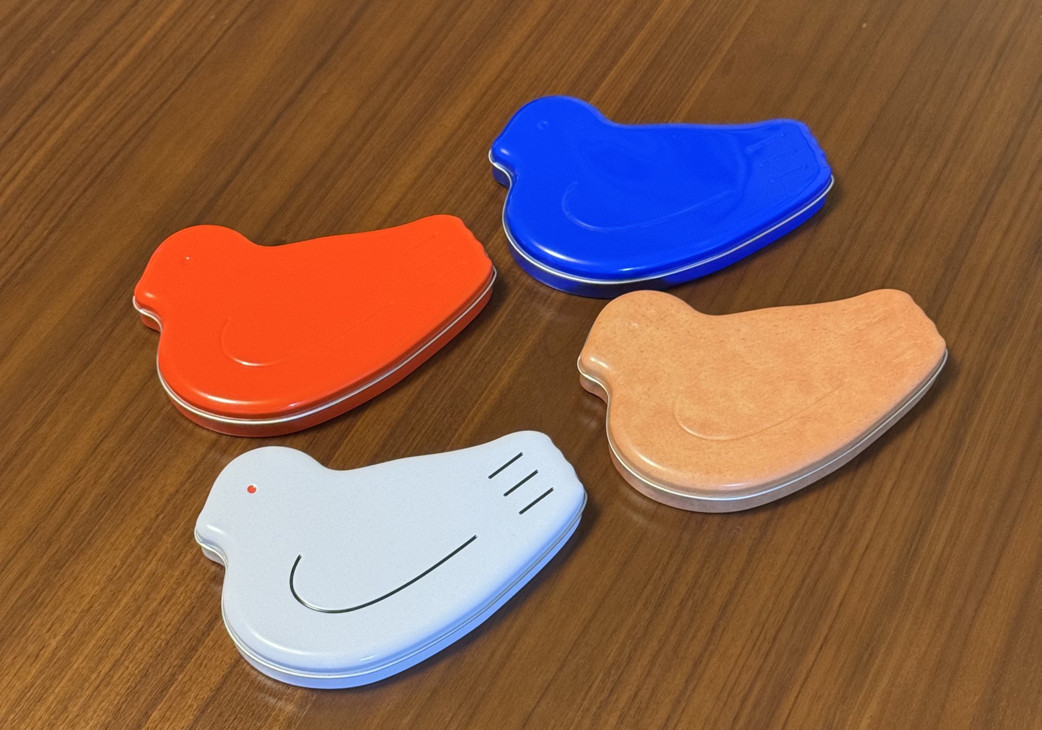 鳩サブレーを1枚入れて持ち歩くためのケース4色セット鳩の日記念 鳩サブレー」1枚入り缶が“鳩の日”限定で販売、4色の缶に“春夏