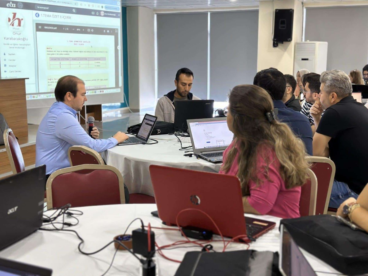 📢Öğretmenlerin Dijital Becerilerini Geliştirme Çalışmaları Devam Ediyor.

🔗meb.ai/UVvrfGQ