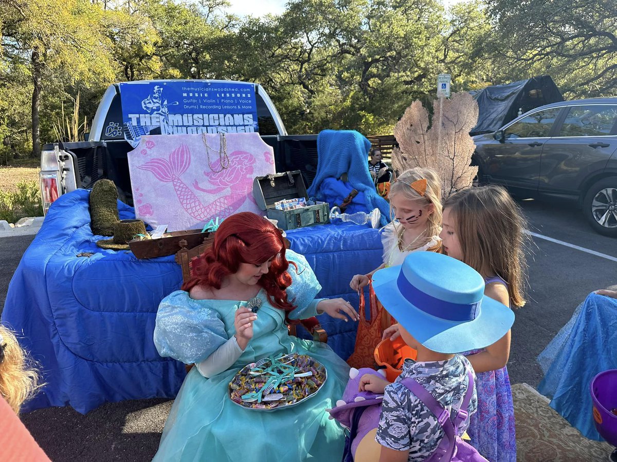 Get your costume &amp; candy bag ready for Trunk or Treat on Sunday, Oct 27, 10am-2pm at The Hill Country Galleria🍬

This family-friendly event is in conjunction with the Rolling Sculpture Car Show. Enjoy candy &amp; classic cars in one place!

🚗Park near Hill Country Blvd by Dillard's