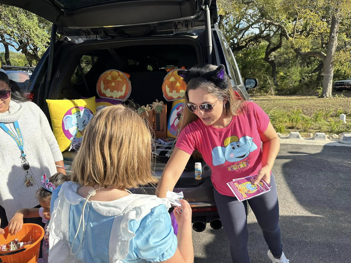 CityofBeeCave's tweet photo. Get your costume &amp; candy bag ready for Trunk or Treat on Sunday, Oct 27, 10am-2pm at The Hill Country Galleria🍬

This family-friendly event is in conjunction with the Rolling Sculpture Car Show. Enjoy candy &amp; classic cars in one place!

🚗Park near Hill Country Blvd by Dillard's https://t.co/uIOrW4RHLD