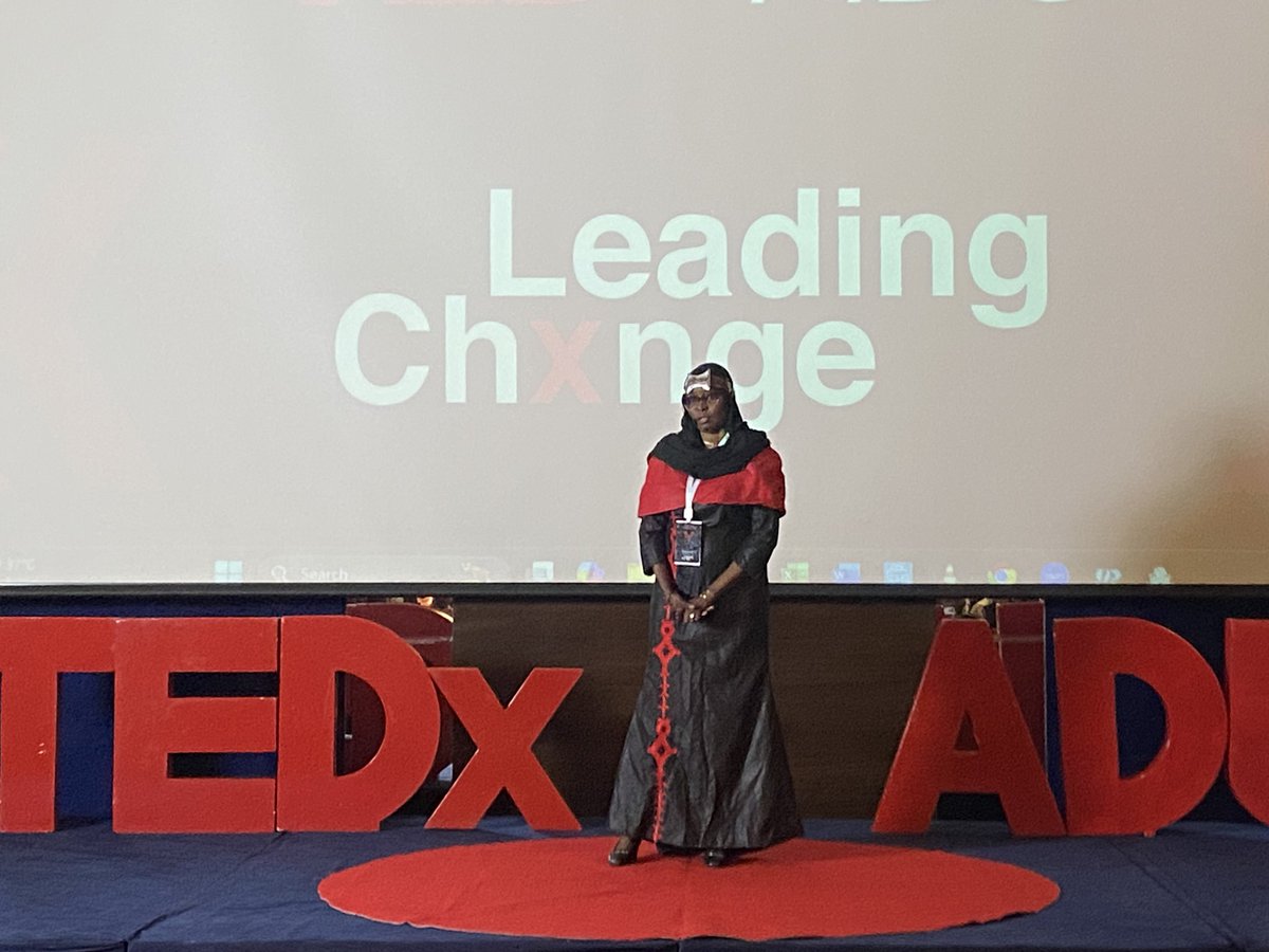 « Je n'ai pas la prétention de changer le monde, je ne suis pas pompière pour éteindre un feu, je ne suis pas médecin…
Je suis cinéaste pour raconter toutes les robes de mon pays. »

Aicha Macky Kidy