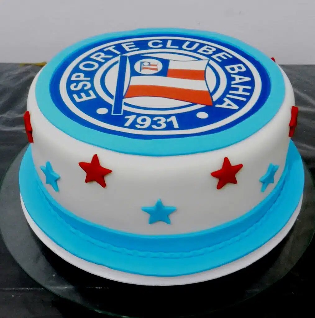 liberta___depre's tweet photo. Confeiteira multada por bolo temático do Bahia se revolta contra ação na justiça. ‘Covardia’

Em 2017, o Corinthians chegou a cobrar R$ 60 mil por ano em licenciamento da mesma confeiteira.

Em entrevista ao portal Trivela, Luciana, confeiteira de 54 anos, moradora de Uberlândia, no Triângulo Mineiro, dona do Papel Arroz Especial, contou que trabalha com papel arroz e topos de bolo de festa, objetos decorativos para guloseimas comuns em comemorações desde 2014 e que, desde então, nunca teve problemas em sua produção.

Mas isso mudou em 2023, quando foi notificada de forma extrajudicial sobre a utilização das marcas de Corinthians e Santos em seus produtos. Segundo ela, em 2017, já havia procurado o Timão para realizar o licenciamento com o clube, o que não foi possível pelos altos preços.

- Eles me passaram todo um plano de licenciamento, mas foi economicamente inviável, pois o custo era de R$ 60 mil por ano e eu trabalhava com um produto que custava R$ 3,50. - Explicou dona Luciana. 

Luciana contou que após retirar todos os produtos de Corinthians e Santos do catálogo, foi novamente surpreendida com outra notificação, do mesmo escritório [Bianchini Advogados], em abril de 2024, dessa vez do Bahia, com aplicação de uma multa no valor de R$ 7 mil.

Eu fiz o mesmo procedimento, retirei os produtos, liguei para o escritório, mas eles já vieram com uma negociação de multa — contou a confeiteira, que após afirmar não ter condições de arcar com um valor tão alto, fechou um pagamento de R$ 1,8 mil, dividido em dez parcelas.

- Eu estou em Minas. Se nestes dez anos eu vendi R$ 100 de alguma coisa do Bahia, foi muito. Eu achei muito pesado. Não fabrico bandeiras ou camisetas e vendo em larga escala, como a China faz. Eu trabalho com decoração de bolos, quem compra esses produtos são os torcedores dos próprios times. - disse Luciana 

Via: @trivela / @omaiccosta 

📷: Divulgação
