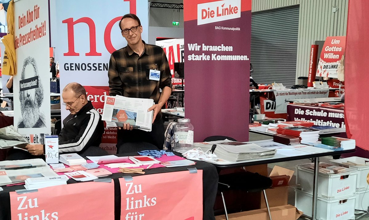 Vor dem Saal könnt ihr auch ne gedruckte Ausgabe von <a href="/ndaktuell/">nd.Aktuell</a>  beim Kollegen <a href="/MichaelFerschk1/">Michael Ferschke</a> bekommen. Da stehen schon ein paar Beiträge zum #linkebpt drin.
Weitere dann online und in der Wochenendausgabe.