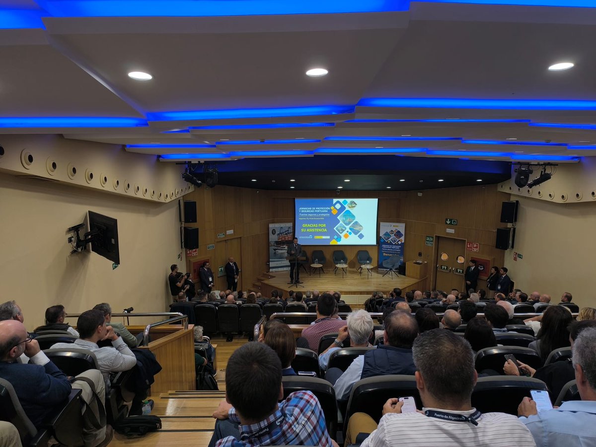 LasPalmasPorts's tweet photo. 🗣Nuestro compañero Fermín Ramírez, jefe de Seguridad y Protección de la #APLP, ha asistido a las jornadas de Protección y Seguridad Portuaria que ha organizado el @PuertoAlgeciras junto a @PuertosEstado https://t.co/6BOyhuTAGS