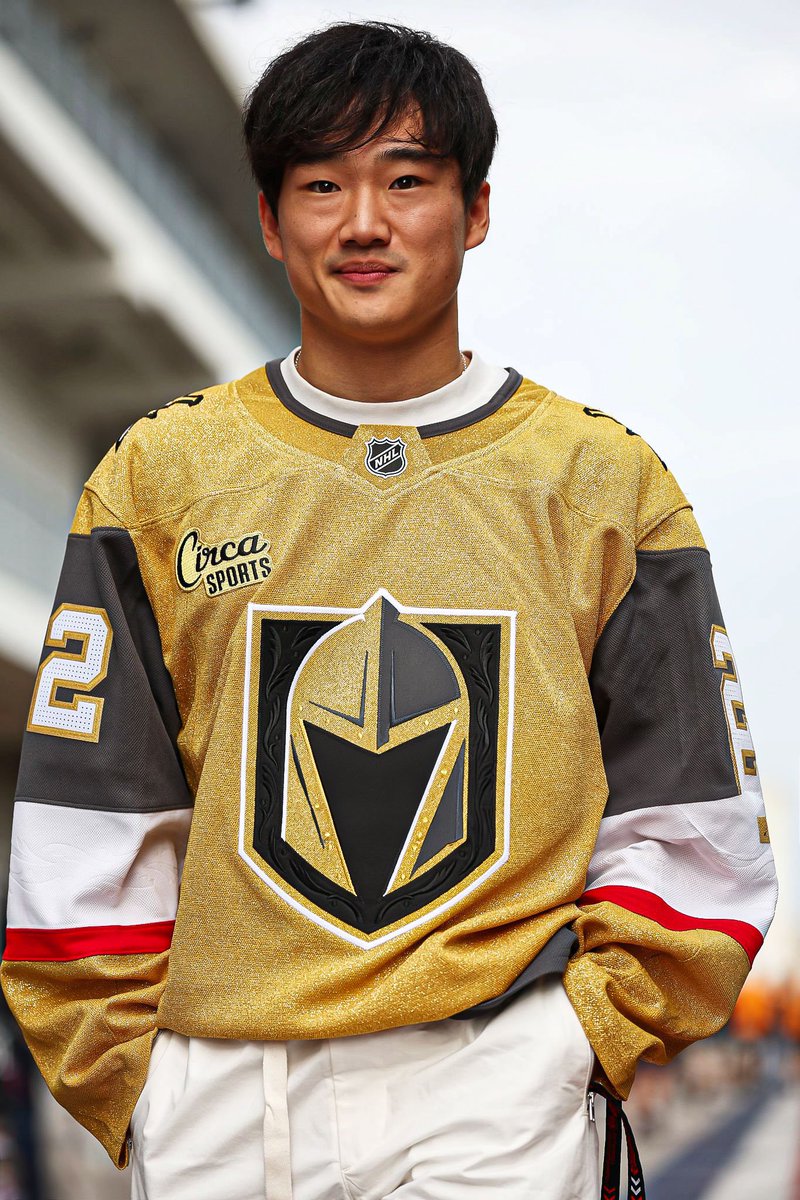 🚨| Yuki Tsunoda has arrived with Vegas Golden Knights Jersey! 🌕 #YT22 #USGP #F1