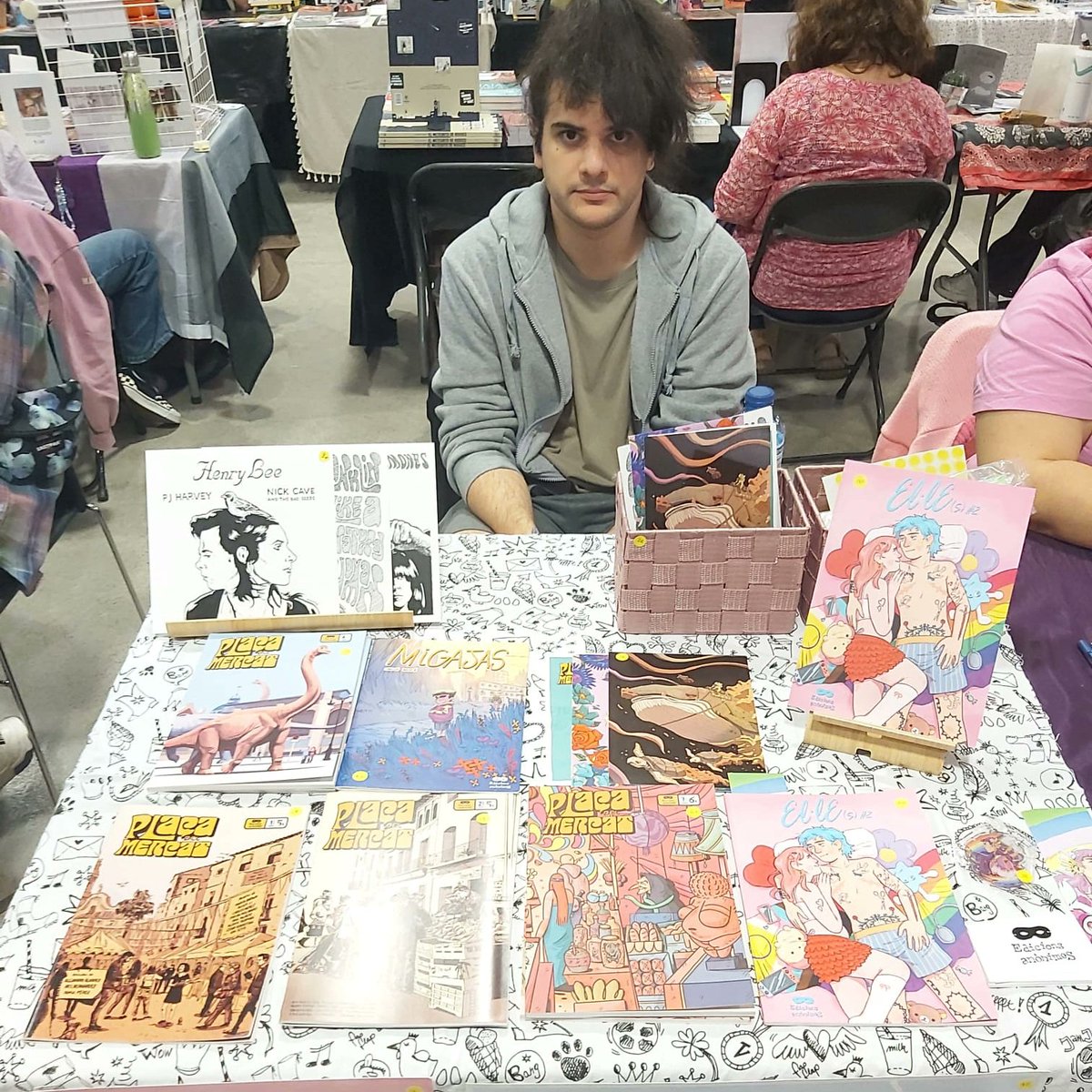 EAnonimes's tweet photo. Ya estamos aquí en el @Ohcomicsfest de Barcelona. Ya podéis venir a comprarlo todo y ayudar a que @mercevilos se le quite la cara de susto. https://t.co/HtKxXzGFMI