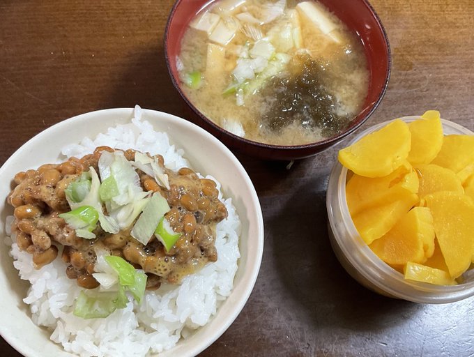 今日のお夜食。
この様に自炊する時だけ仕事場下に借りてる自宅に戻っているのだが間も無く還暦を迎えるにあたって仕事場とプライベートを完全に分けた生活がしてみたい。毎朝漫画描きに仕事場に出勤するってやつ。でもそのためには今の自宅ではどうにも理想の自宅には程遠く、仕事を忘れる(続く) 