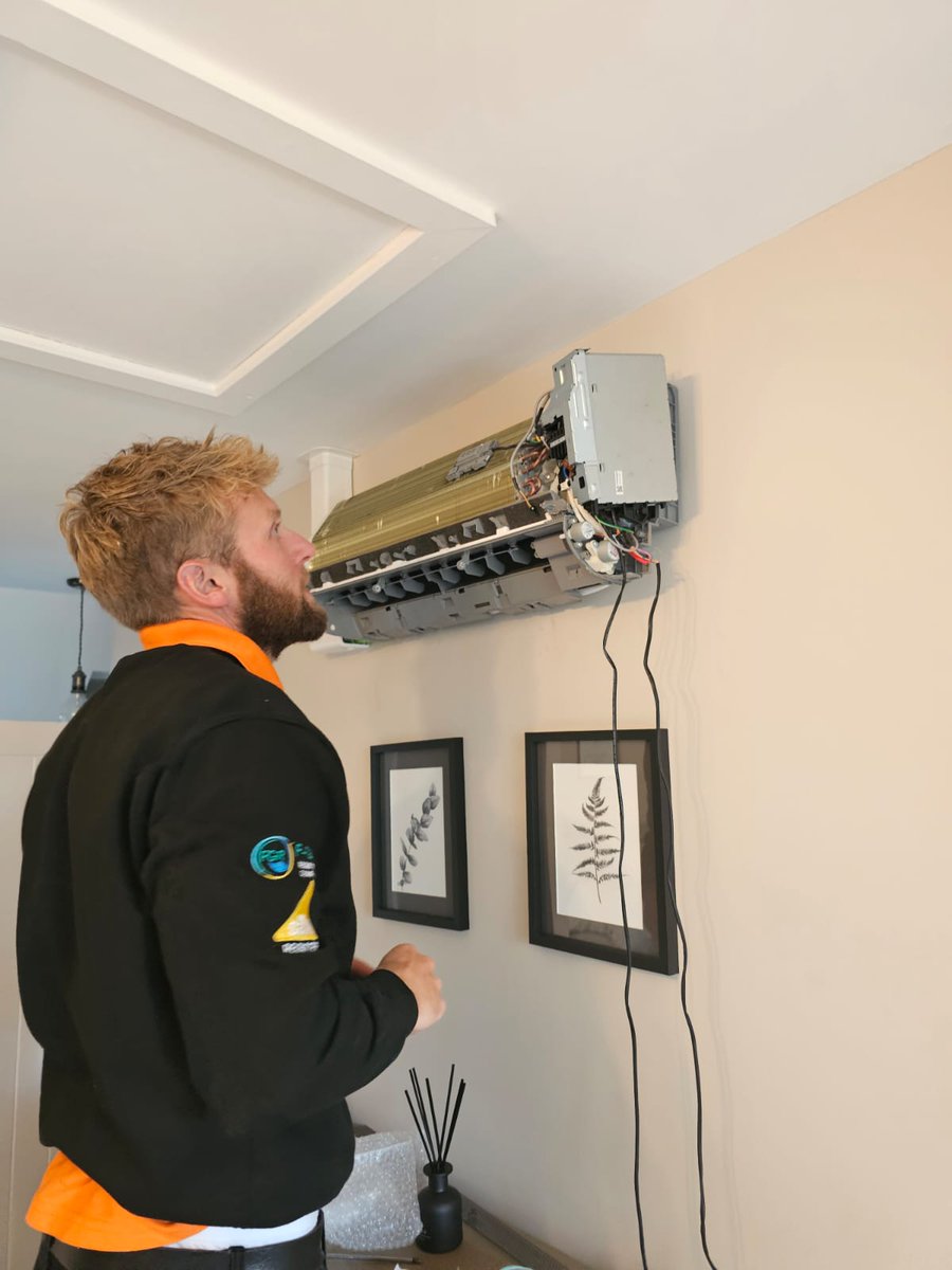 SolitaireLtd's tweet image. Here's Dan completing an air conditioning repair, replacing a faulty fan on the blower wheel. 
Was an absolute pig of a job but we got it done!

Repair- Install - We do it all!

#work #working #hardwork #results #happy #goodwork #fun #aircon #AC #airconditioning #cool #heat