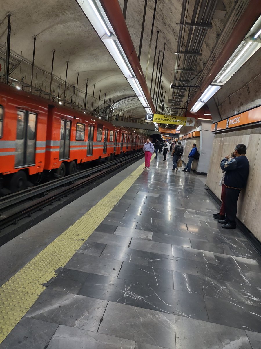 Eseledson's tweet photo. Línea 7 tan vacía como para echar una cascarita 
También hay que decir cuando va bien aunque sea una de cada 10 https://t.co/WR14gxE9Bn