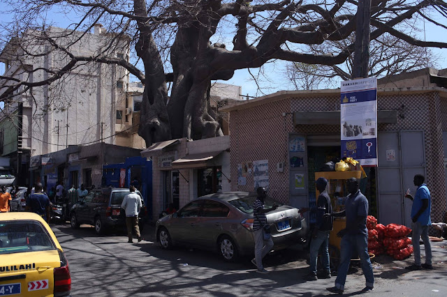 L’histoire de Dakar appartient à un passé relativement récent. La construction de la ville s’est faite à partir 19ème siècle en se greffant sur un environnement urbain ou les lébouS, présent sur la presqu’ile depuis le 15ème siècle vivaient selon leurs traditions culturelles .