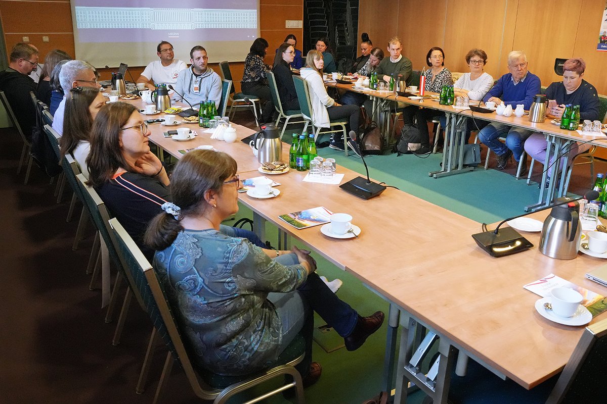 MRiRW_GOV_PL's tweet photo. Sekretarz stanu @czerniak_jacek wziął dzisiaj udział w spotkaniu przedstawicieli Krajowej Rady Izb Rolniczych (#KRIR) 🧑🌾 z delegacją rolników z Austrii 🇦🇹.
Celem spotkania była wymiana doświadczeń oraz przybliżenie gościom z Austrii specyfiki, struktury i celów polskiego rolnictwa 🇵🇱. W spotkaniu uczestniczył prezes KRIR Wiktor Szmulewicz.
Więcej informacji na ➡️ https://t.co/qlC6KL4Fy6