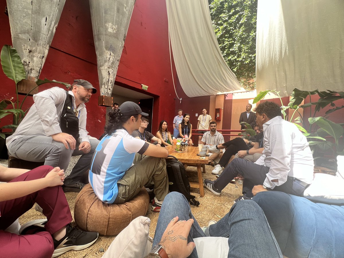 mmartinxyz's tweet photo. Professor professing to new Codebase teams. Get you a Founder CEO who leans in on the earliest stage projects in your ecosystem 🔺 https://t.co/yS3uY8WUD6