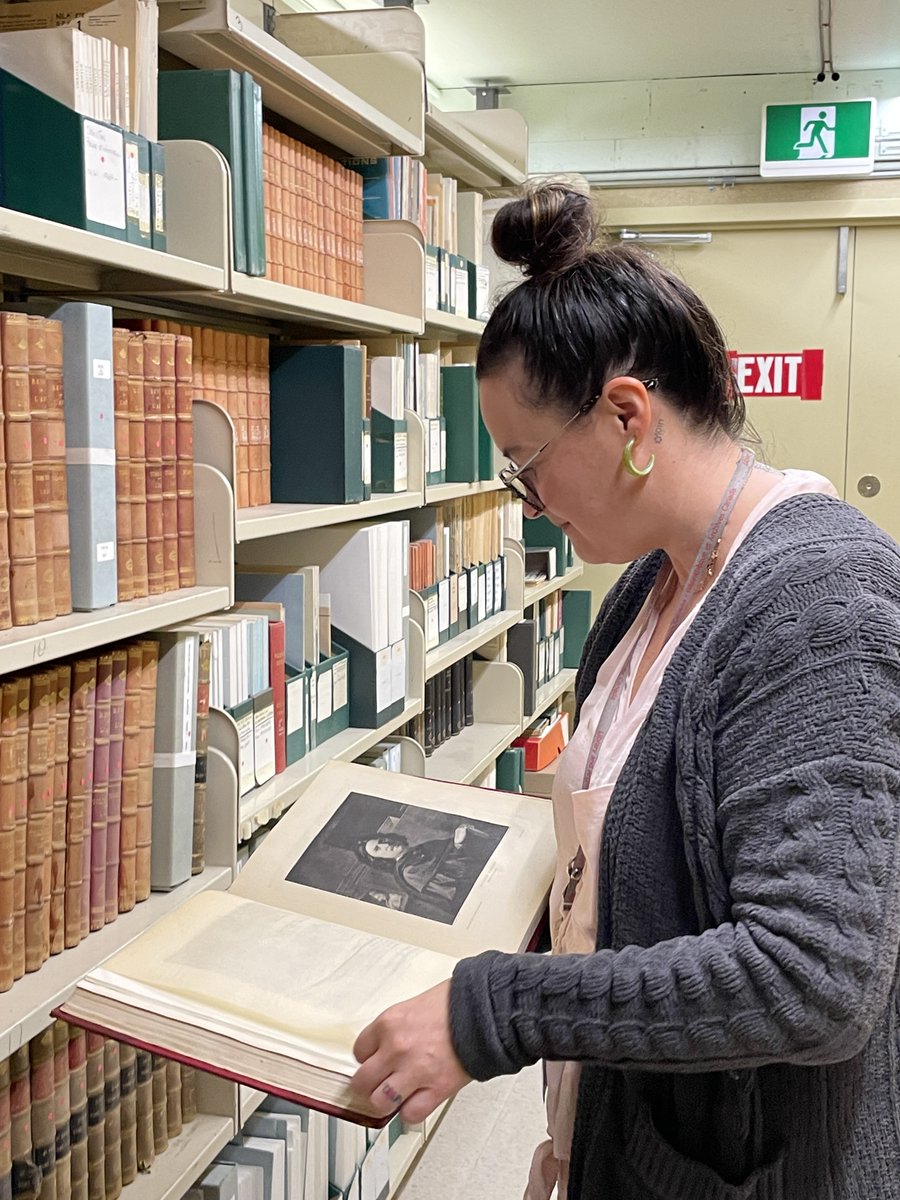 LibraryArchives's tweet image. Today is #CanadianLibraryWorkersDay! 📚

To mark this special day for us, here are some behind-the-scenes shots of our library workers in action!

#CanadianLibraryMonth