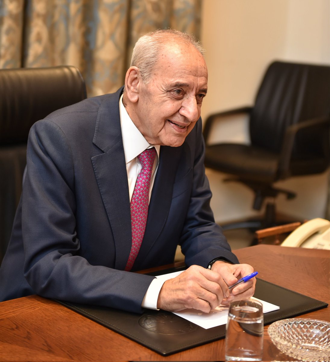 رسالة الى دولة الرئيس #نبيه_بري حفظه الله بعينه التي لا تنام:
يا حامل الأمانتين :أمانة الصدر و #لبنان...
لم نشعر بالأمان الا بوجودك ، ونحن دوماً وأبداً خلفك  والى جانبك نواجه خطر العدوان...
نتصدى لعدو الأمة بالكلمة،بالرصاصة،بالموقف،بالسياسة والدبلوماسية وفي الميدان....
أتعبناك