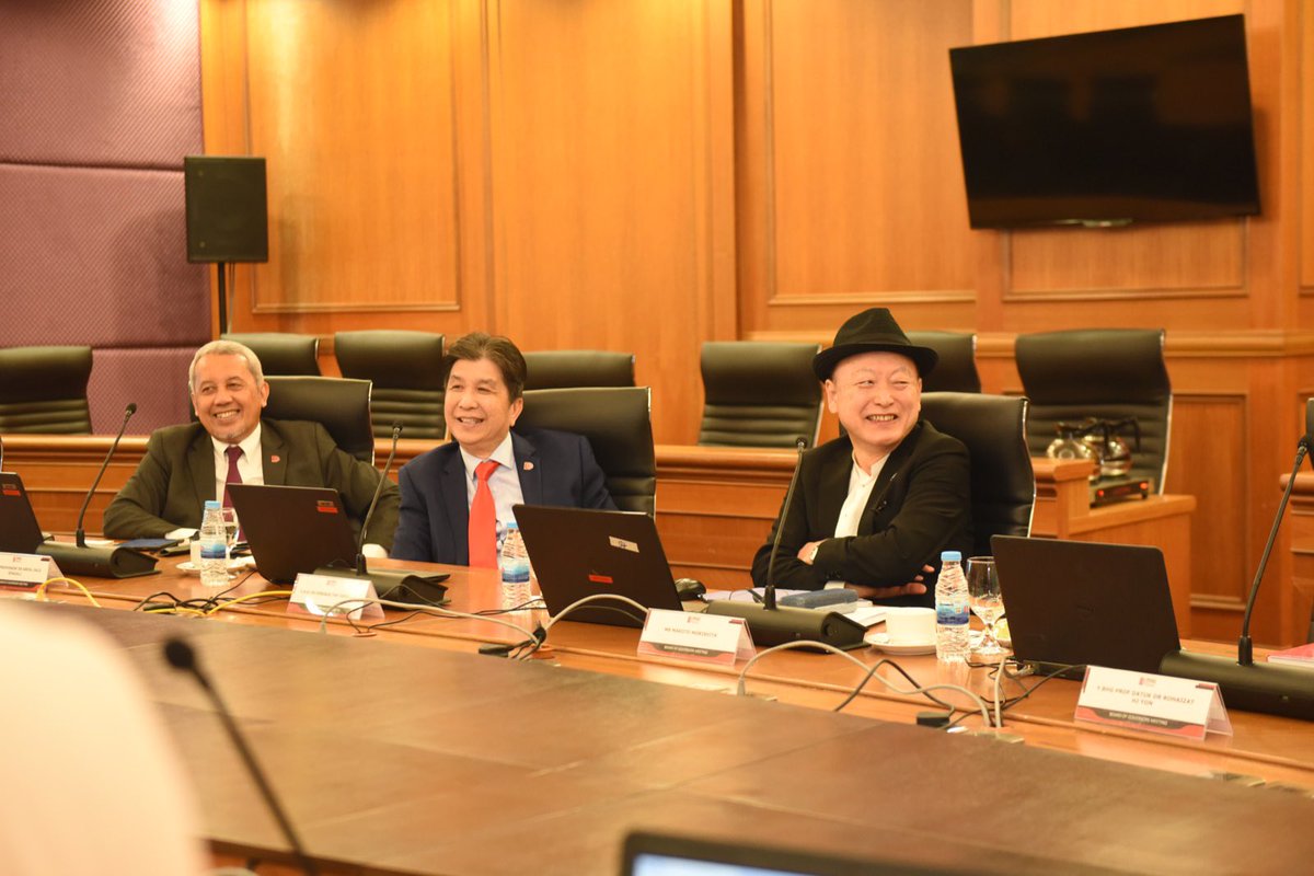 MohdShukriYajid's tweet photo. Vibrant and impactful meeting at the Board of Governance meeting today. We are paving the way for @MSUMalaysia to shape holistic, balanced, and well-rounded future-ready graduates through top-tier education. Big things ahead to impact others for #MSUrians! https://t.co/oY1dqnrwdP