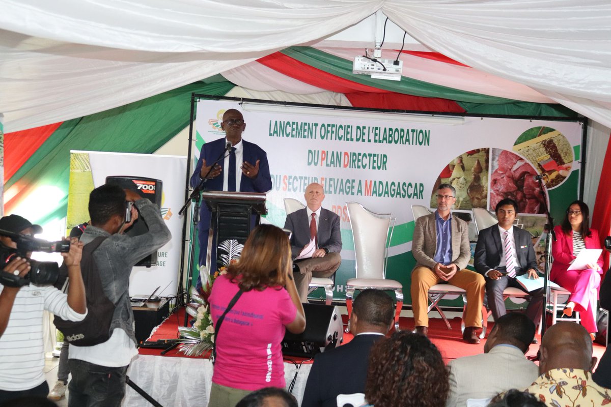 LMP_Madagascar's tweet photo. Retour sur le lancement du #PDSEM : Vers un élevage durable à #Madagascar 🇲🇬🐄🌱
En avril, Madagascar a lancé le Plan Directeur du Secteur de l'Élevage (PDSEM), fruit d'une collaboration entre experts nationaux, #ILRI, #CIRAD et autorités locales. 🌍
crédit photos: MAE https://t.co/QyP2wtC4eX